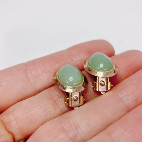 Vintage 1960s Jadeite Gemstone Cabochon Gold Tone Sage Green Clip On Earrings - Picture 5 of 11